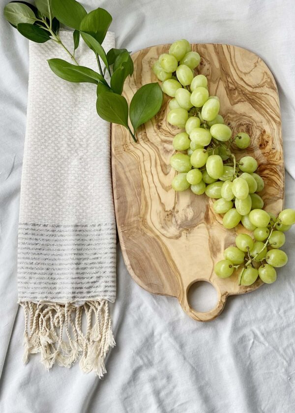 Olive Wood Small Chopping Board with a Hole 10 - Scents & Feel