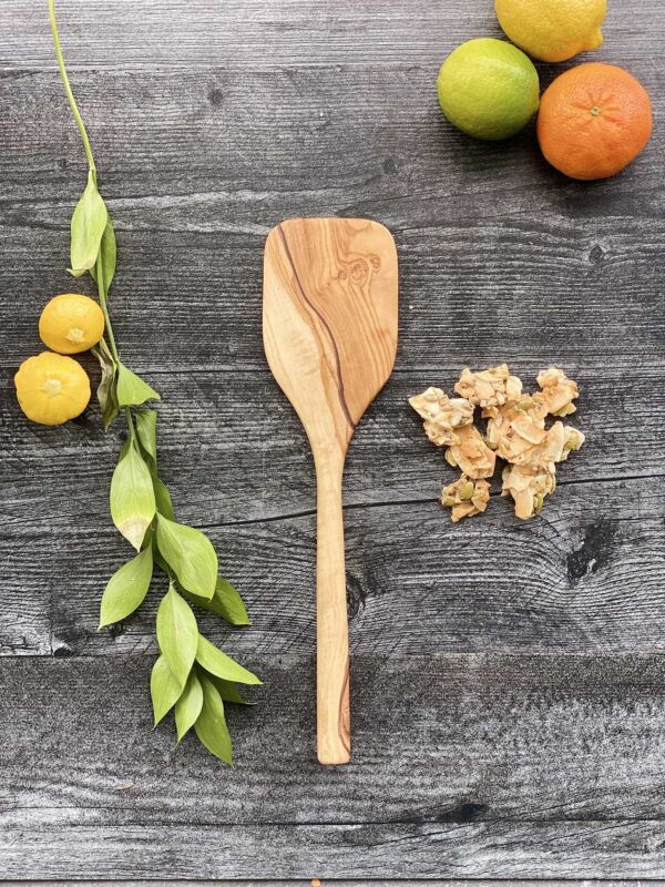 https://www.scentsandfeel.com/wp-content/uploads/2021/08/OLIVE-WOOD-LARGE-SPATULA-RECTANGULAR-600x800.jpg